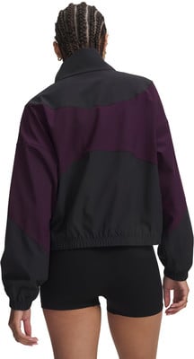 Frau in schwarzer Jacke mit violetten Einsätzen und schwarzer Shorts. Frau in schwarzer Jacke mit violetten Einsätzen und schwarzer Shorts.