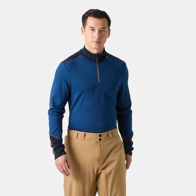 Mann in blauem Langarmshirt mit kurzem Reißverschluss und Khaki-Hose. Mann in blauem Langarmshirt mit kurzem Reißverschluss und Khaki-Hose.