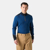 Mann in blauem Langarmshirt mit kurzem Reißverschluss und Khaki-Hose.