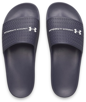 Egy pár sötétkék Under Armour papucs márkajelzéssel. Egy pár sötétkék Under Armour papucs márkajelzéssel.