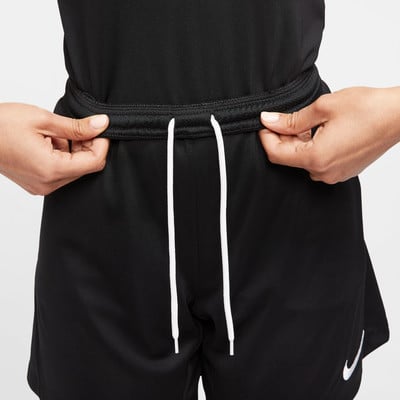 Schwarze Shorts mit weißem Kordelzug in der Taille, Hände passen Taille an. Schwarze Shorts mit weißem Kordelzug in der Taille, Hände passen Taille an.
