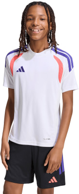 Junge im weißen Adidas T-Shirt mit lila und rosa Details und schwarzer Hose. Junge im weißen Adidas T-Shirt mit lila und rosa Details und schwarzer Hose.