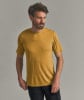Mann in einem senffarbenen T-Shirt mit kurzen Ärmeln und schwarzer Hose.