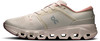 Beige Laufschuh mit rosa Details und charakteristischer Sohle.