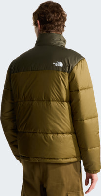 Rückansicht eines Mannes in einer olivgrünen The North Face Daunenjacke. Rückansicht eines Mannes in einer olivgrünen The North Face Daunenjacke.