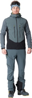 Mann in Skibekleidung mit blauem Stirnband und Brille.