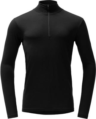Schwarzes Herren-Langarmshirt mit kurzem Reißverschluss am Kragen. Schwarzes Herren-Langarmshirt mit kurzem Reißverschluss am Kragen.