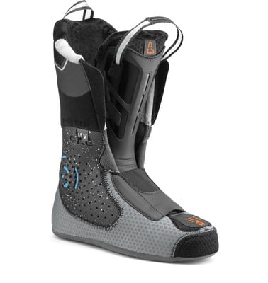 Innenschuh für Skischuhe mit orangefarbenem Detail und perforiertem Muster. Innenschuh für Skischuhe mit orangefarbenem Detail und perforiertem Muster.