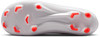 Fußballschuhsohle mit roten Stollen und Nike-Logo.