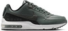 Dunkelgrüner Herren-Sneaker von Nike Air Max mit weißer Sohle und schwarzem Detail.