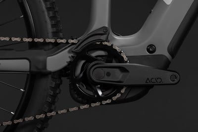 Detailaufnahme der Kurbel und Kette eines E-Bikes mit ACID-Logo. Detailaufnahme der Kurbel und Kette eines E-Bikes mit ACID-Logo.
