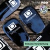 Schwarze Schoner mit TD-Logo und TAPEDESIGN-Schriftzug auf Holzuntergrund.