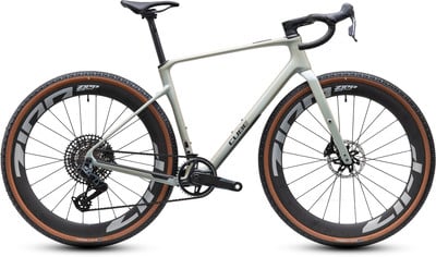 Grauer Cube Gravelbike-Rahmen mit schwarzen Zipp-Laufrädern und braunen Reifen. Grauer Cube Gravelbike-Rahmen mit schwarzen Zipp-Laufrädern und braunen Reifen.
