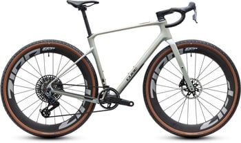 Grauer Cube Gravelbike-Rahmen mit schwarzen Zipp-Laufrädern und braunen Reifen.