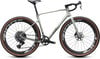 Grauer Cube Gravelbike-Rahmen mit schwarzen Zipp-Laufrädern und braunen Reifen.