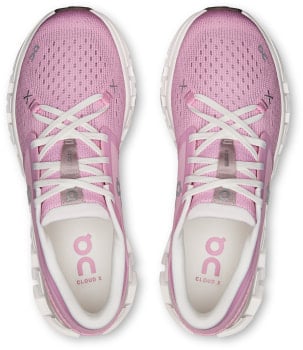 Rosa On Cloud X Sportschuhe mit weißen Schnürsenkeln und weißer Sohle.