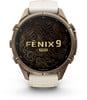 Goldene Garmin Fenix 9 Pro Smartwatch mit topografischer Karte.