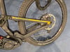Das Hinterteil eines schwarzen E-Bikes mit der Aufschrift World Champion und Bosch-Motor.