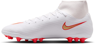 Weißer Nike Fußballschuh mit roten und goldenen Akzenten und Schnürsenkeln. Weißer Nike Fußballschuh mit roten und goldenen Akzenten und Schnürsenkeln.
