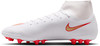 Weißer Nike Fußballschuh mit roten und goldenen Akzenten und Schnürsenkeln.