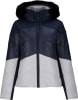 Eine blaue Winterjacke mit weißem und dunkelblauem Einsatz und schwarzer Fellkapuze.