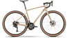 Ein sandfarbenes RAYMON Gravelbike mit braunen Reifen und schwarzen Komponenten.