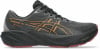 Grauer ASICS Laufschuh mit orangen Streifen und GORE-TEX Schriftzug.