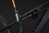 Detail des Hinterbaus eines Mountainbikes mit Fox-Dämpfer und Cube-Logo.