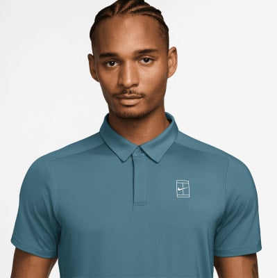 Ein Mann in einem blauen Poloshirt mit Nike-Logo.