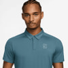 Ein Mann in einem blauen Poloshirt mit Nike-Logo.