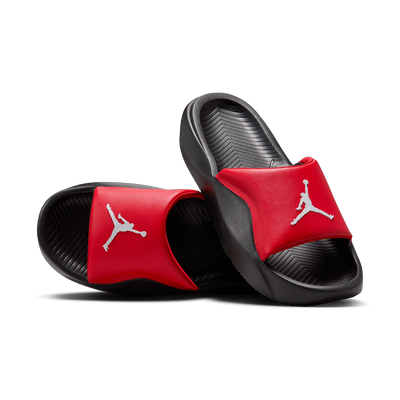 Červené a černé pantofle Jordan s logem Jumpman. Červené a černé pantofle Jordan s logem Jumpman.