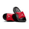 Červené a černé pantofle Jordan s logem Jumpman.