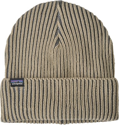 Eine gestrickte Patagonia-Mütze mit Streifenmuster in Beige und Dunkelgrau. Eine gestrickte Patagonia-Mütze mit Streifenmuster in Beige und Dunkelgrau.