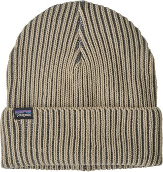 Eine gestrickte Patagonia-Mütze mit Streifenmuster in Beige und Dunkelgrau.