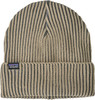Eine gestrickte Patagonia-Mütze mit Streifenmuster in Beige und Dunkelgrau.