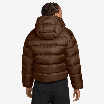 Damen braune Daunenjacke mit Kapuze, vorne sichtbarer Reißverschluss und Taschen.