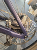 Detail einer hinteren Bremsscheibe und eines Schaltwerks an einem dunkelblauen Fahrrad.