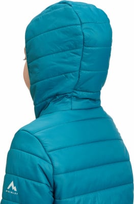 Mädchen in blauer Daunenjacke mit Kapuze, Rückansicht. Mädchen in blauer Daunenjacke mit Kapuze, Rückansicht.