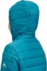 Mädchen in blauer Daunenjacke mit Kapuze, Rückansicht.