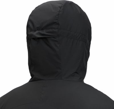 Zadný pohľad na čiernu kapucňu bundy s detailmi šitia. Zadný pohľad na čiernu kapucňu bundy s detailmi šitia.