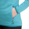 Hand in der Tasche einer türkisfarbenen Jacke mit feiner Rippung.