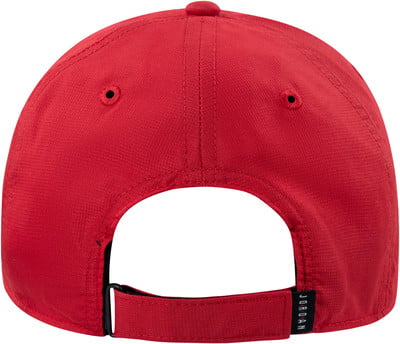 Rote Jordan-Kappe von hinten mit verstellbarem Riemen gezeigt. Rote Jordan-Kappe von hinten mit verstellbarem Riemen gezeigt.