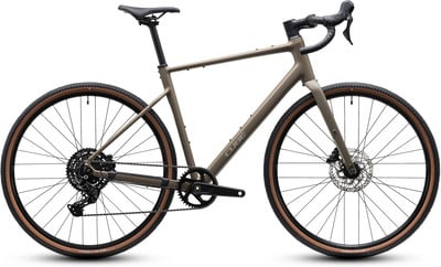Braunes Cube Gravelbike mit Scheibenbremsen und breiten Reifen. Braunes Cube Gravelbike mit Scheibenbremsen und breiten Reifen.