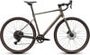 Braunes Cube Gravelbike mit Scheibenbremsen und breiten Reifen.