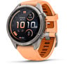 Eine Garmin Fenix Smartwatch mit orangefarbenem Armband und Digitalanzeige.