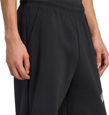 Detail einer schwarzen Jogginghose mit Tasche und elastischem Bund. Detail einer schwarzen Jogginghose mit Tasche und elastischem Bund.