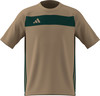 Beiges Adidas T-Shirt mit dunkelgrünem Streifen und Logo.