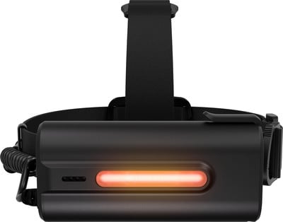 Schwarze Stirnlampe mit orangefarbenem Licht und verstellbarem Riemen. Schwarze Stirnlampe mit orangefarbenem Licht und verstellbarem Riemen.