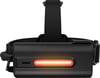 Schwarze Stirnlampe mit orangefarbenem Licht und verstellbarem Riemen.