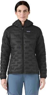 Schwarze Daunenjacke mit Kapuze und blauer Hose. Schwarze Daunenjacke mit Kapuze und blauer Hose.